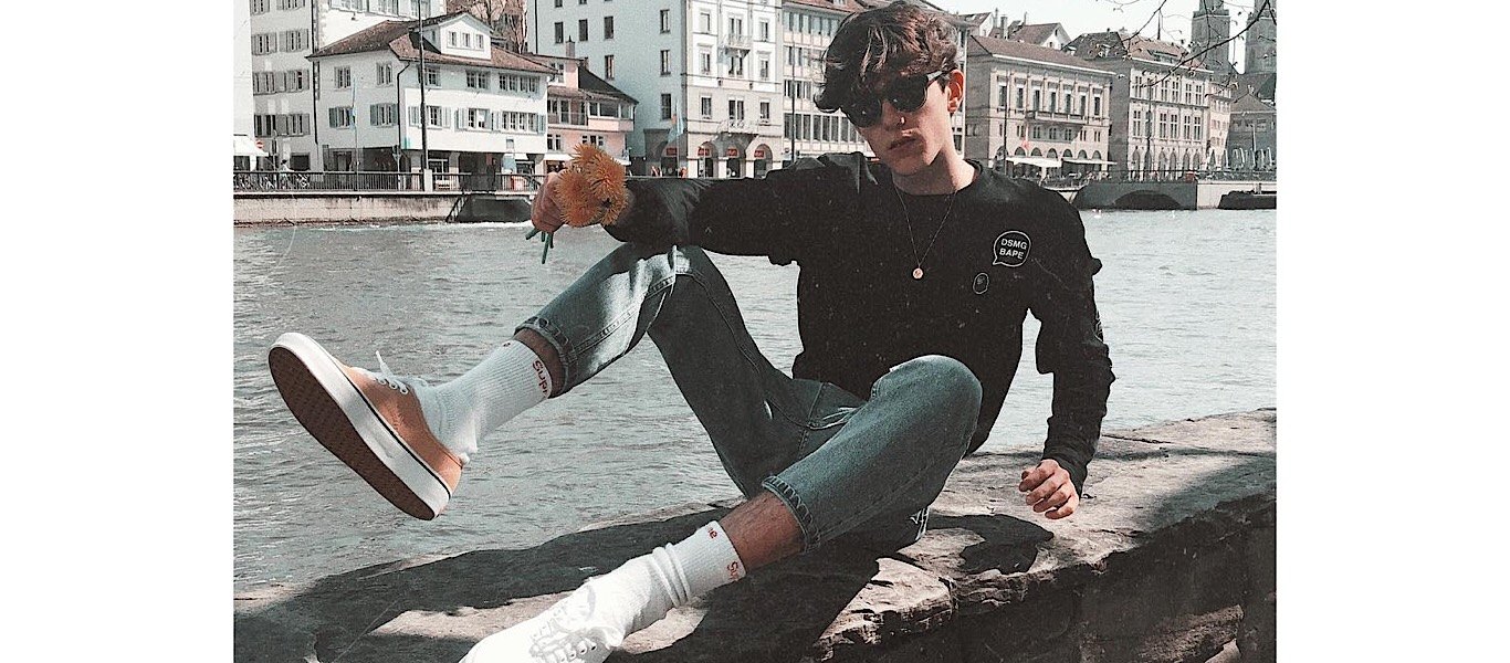 influencer wearing vans authentic