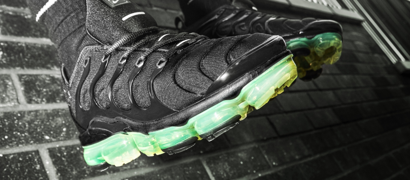 vapormax plus black volt